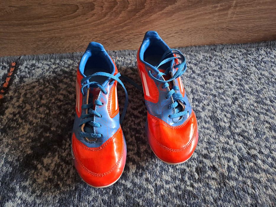 Детски бутонки за футбол Adidas traxion 33 номер