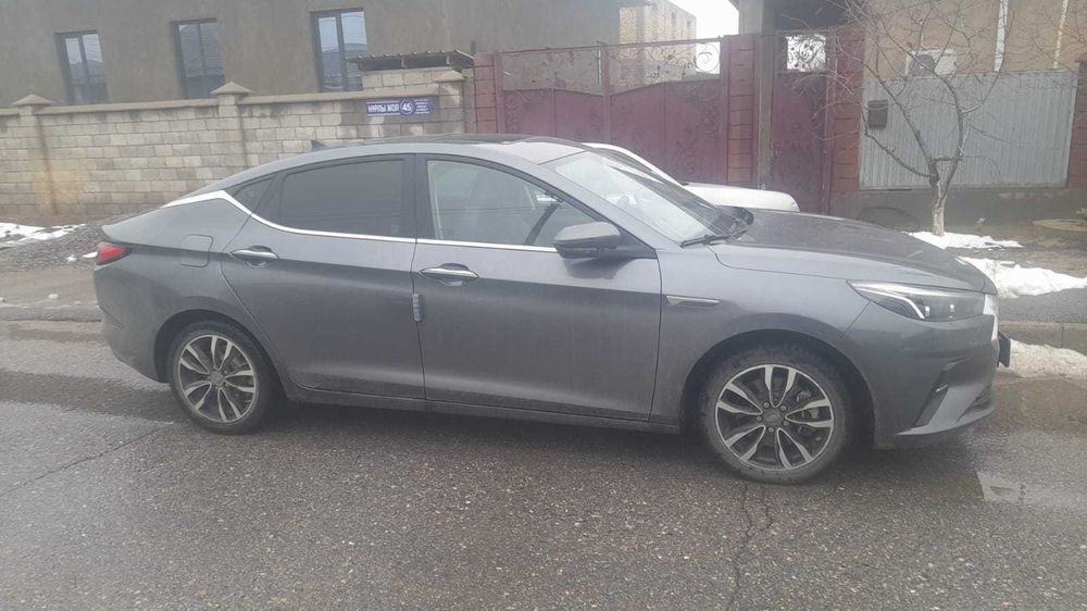 JAC J7 — это стильный переднеприводный лифтбек класса D