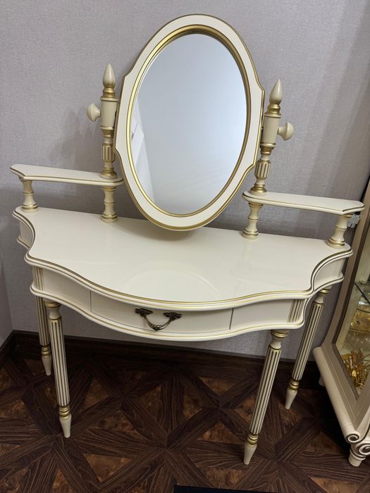 Женский столик для косметики