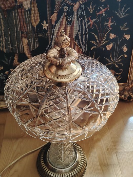 Lampă de masă vintage  realizată din cristal tăiat manual, având o bază și accente din alama și  bronz.