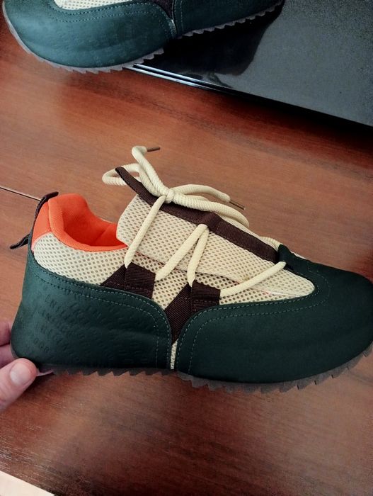 Кроссовки новые в упаковке