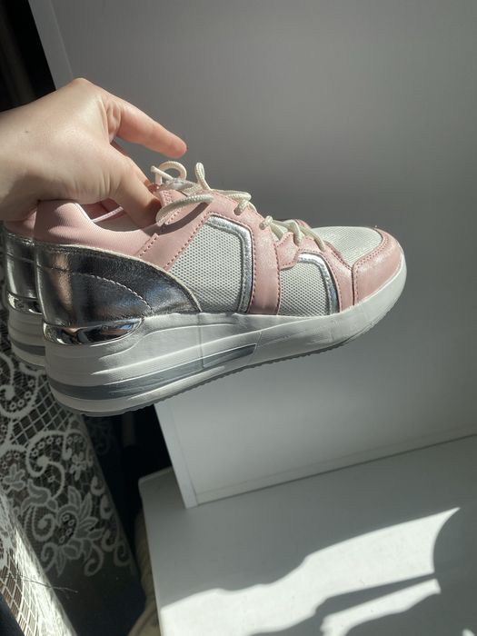 Продам новые кроссовки