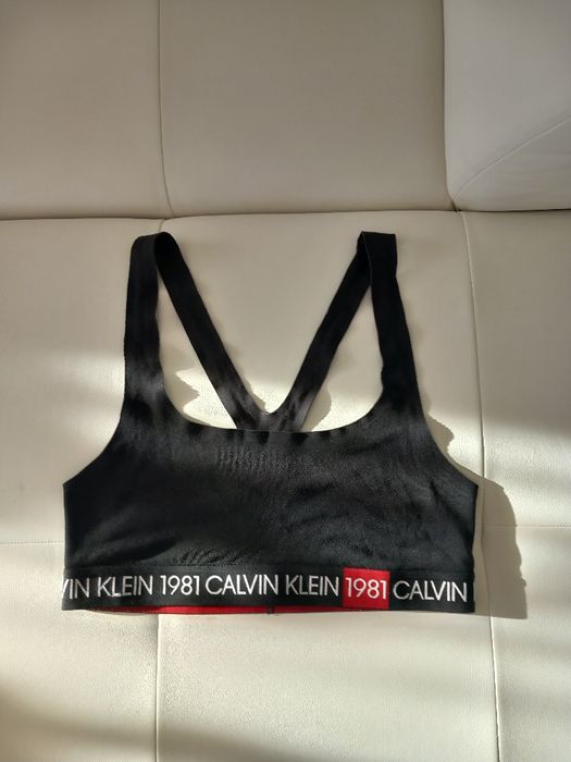 Vând top fete,fitness, fashion, de firma, produs de calitate,original.