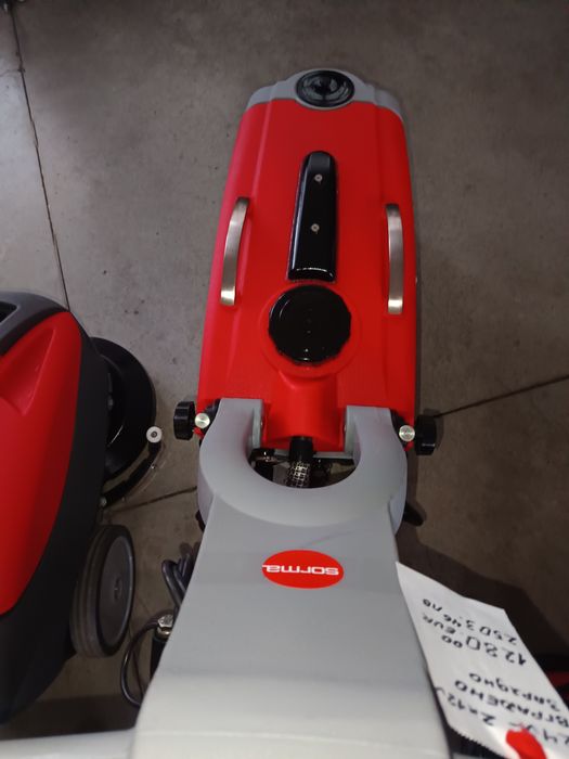 Акумулаторна подопочистваща машина