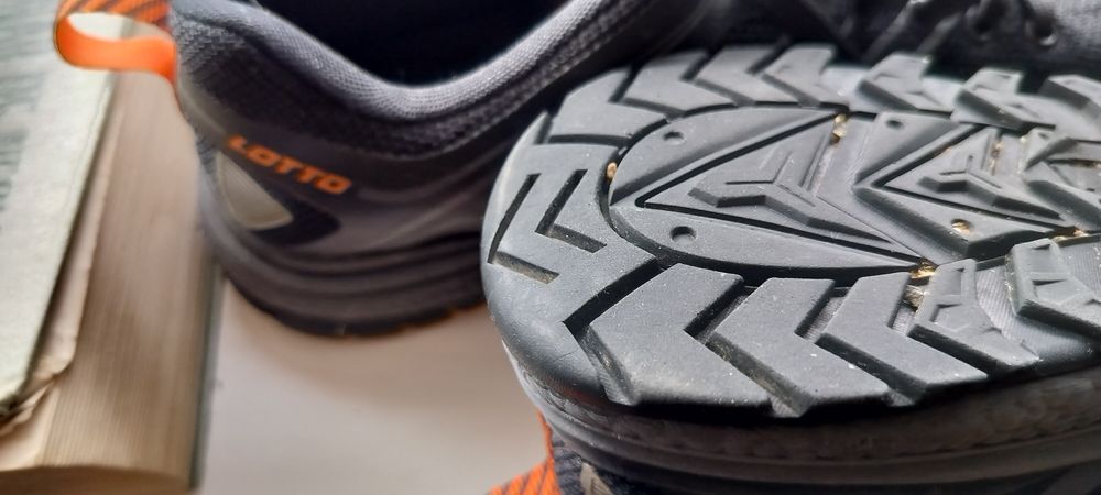 Adidasi bărbati lotto in stare foarte bună.