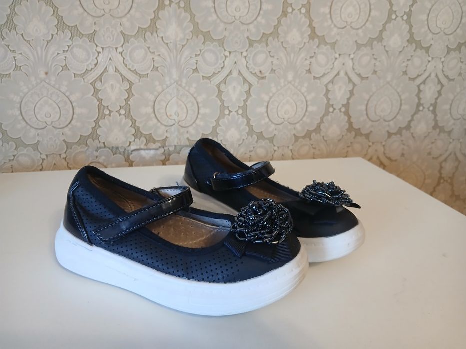 Продаются школьные туфли