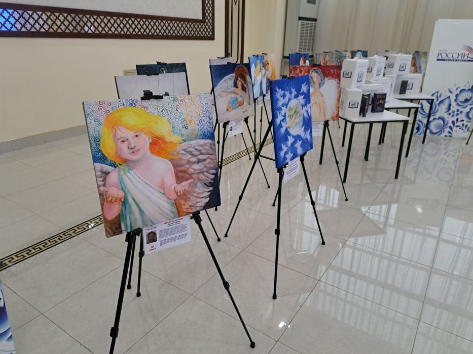 Мальберт выставки.Аренда мольберт. Мальберт. Molbert .malbert.