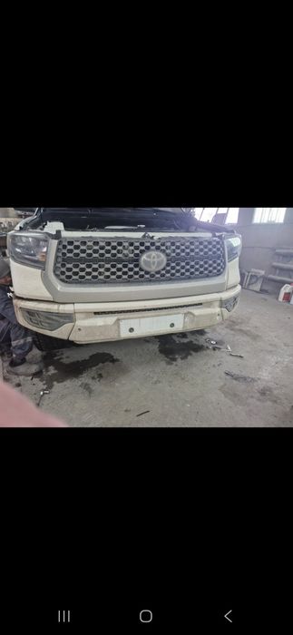 Продам  бампер на тойоту  тундру