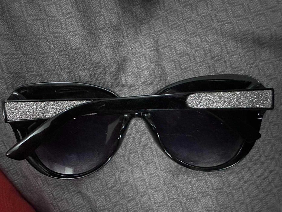 много видове очила, повечето маркови с цени от 8 до 22 лв