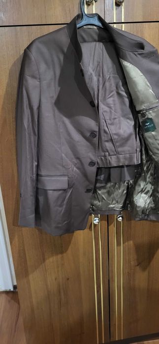 Чисто нови официални костюми