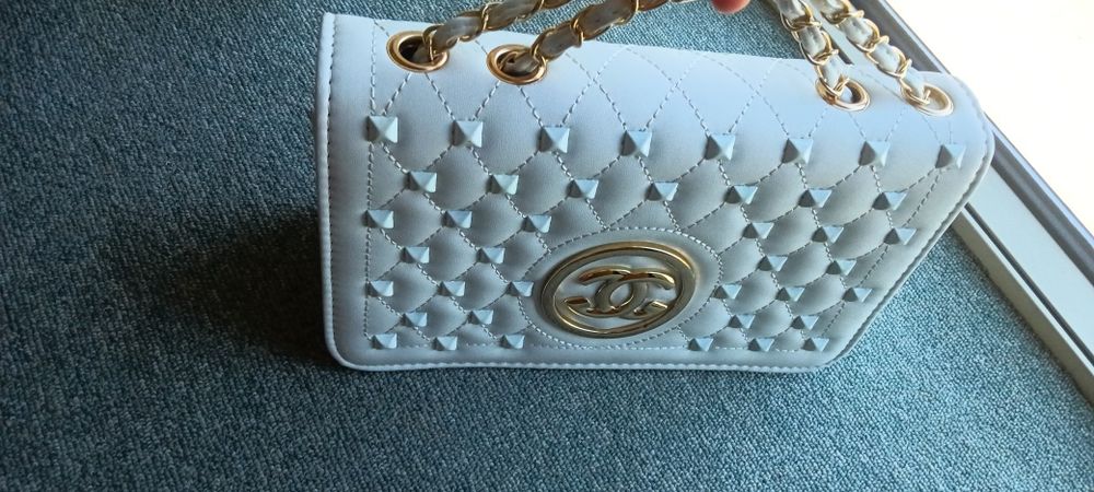 Стилна дамска чанта. Изработена от висококачествена еко кожа. Разполага с: едно разпределение, отвътре с два джоба