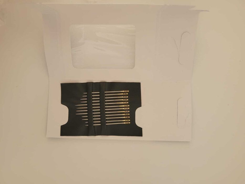 ace de cusut cu urechea despicata