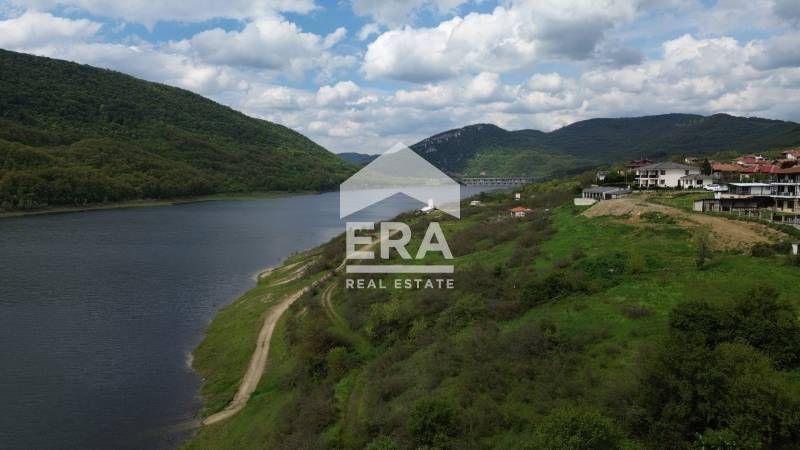 Ексклузивен, голям, терасиран, поземлен имот за продажба, на брега на