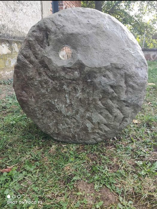 Старо каменно кръгло корито