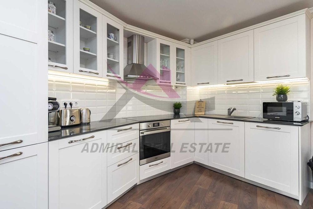 Дава се под наем Тристаен апартамент в Варна, Център - 104 кв.м за 1445.85 € - Снимка #2