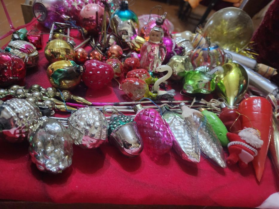 Игрушки  на ёлку  и коллекционные.