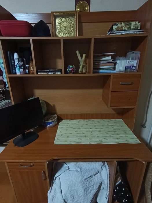 Компьютерный стол с полками