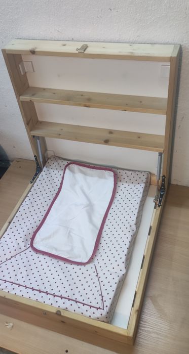 Сгъваем стенен повивалник за бебе – правен по поръчка