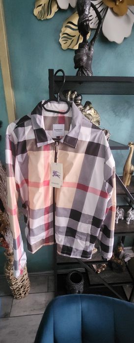Vand camasa si gecuta subtire burberry marimea l  noi