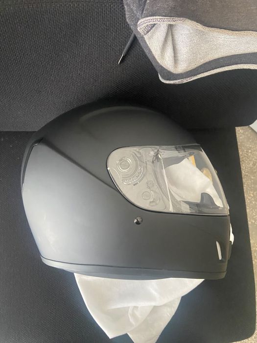 Casca moto de culoare negru mat