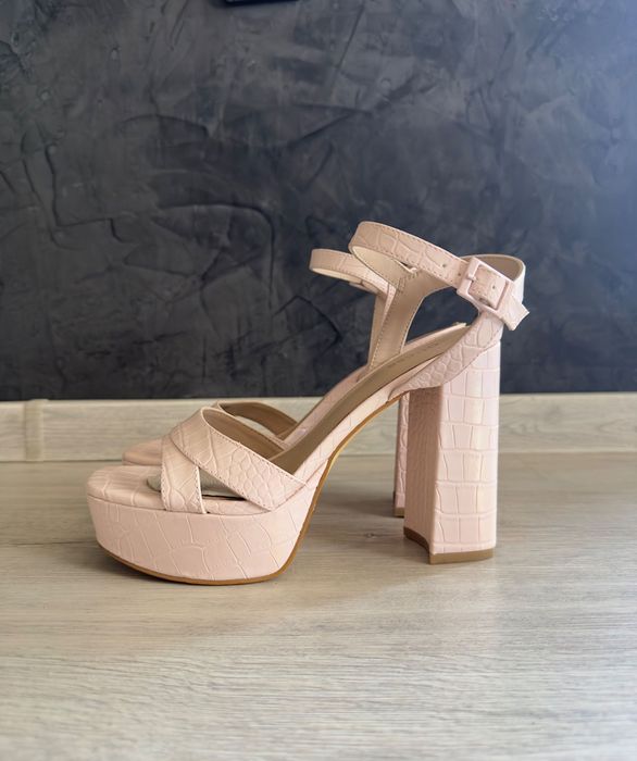 Сандали на висок ток Guess Обувки с дебел ток номер 38