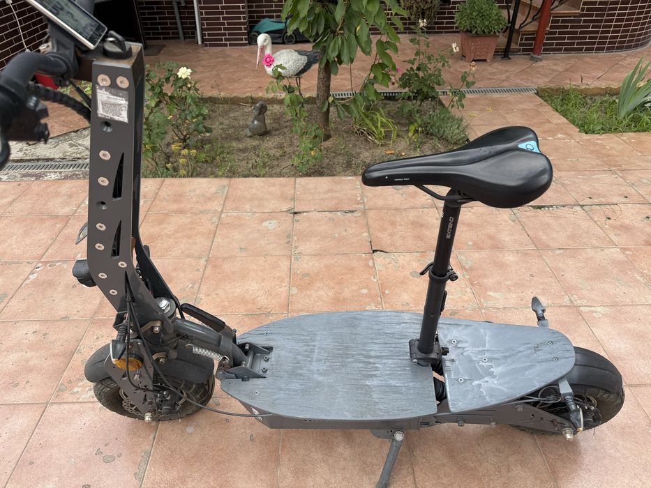 Trotineta cu doua motoare