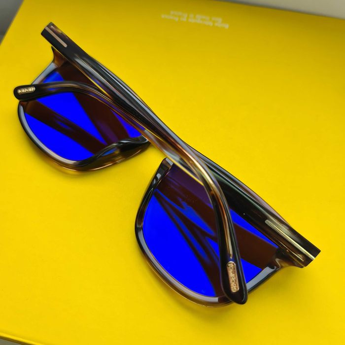 Солнцезащитные очки.