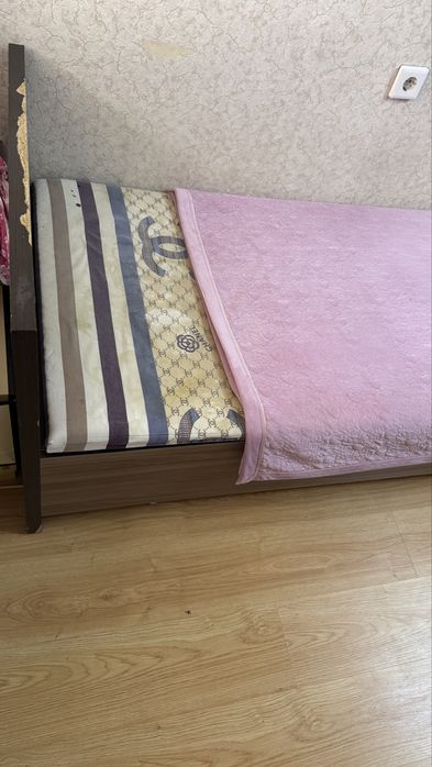 Кровать без матраса.