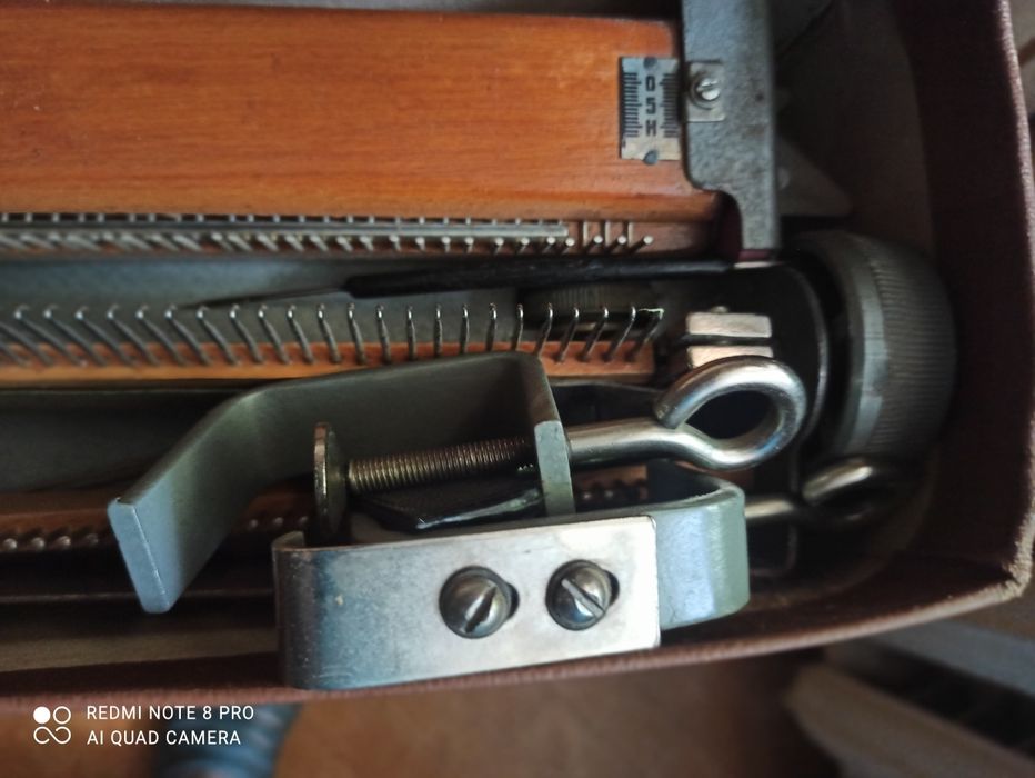 Продам вязальную машинку