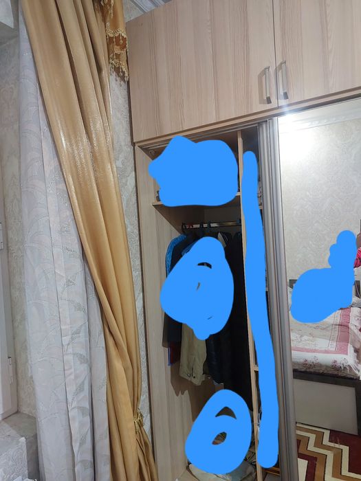 Shkaf sotiladi urungan joylari bor.