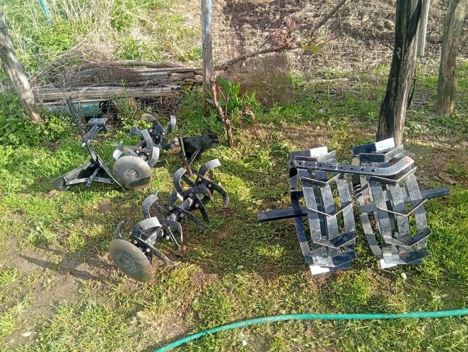 Vând motocultor cu remorca