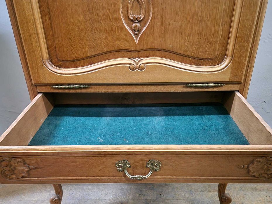 Ръчно резбован шкаф барче от бял дъб в стил "ЛУИ XV"