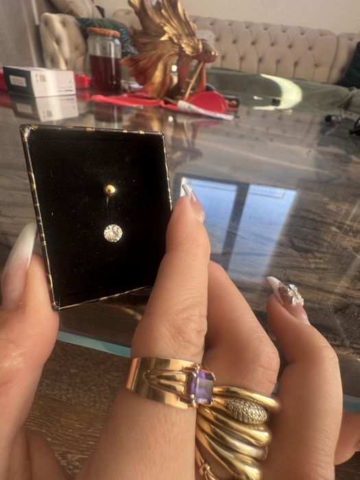 Златна обеца пиърсинг за пъп