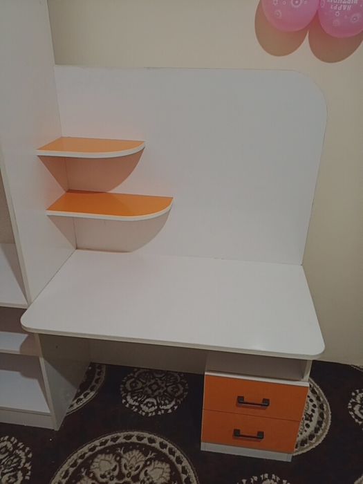 Yangi bolalar shkafi stol bilan, sabzirangda juda chiroyli mebel