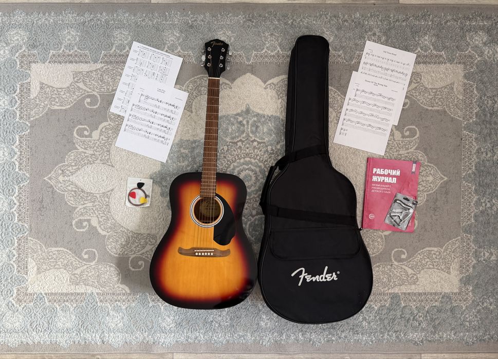 Акустическая Гитара Fender с набором аксессуаров.