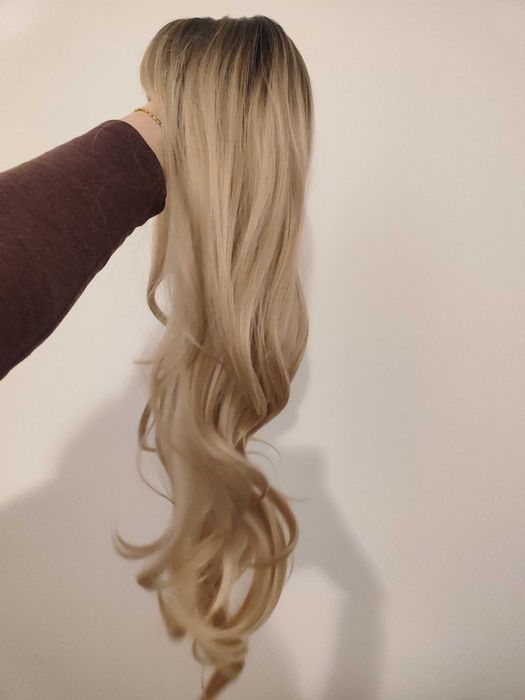 Перука на букли с бретон за 15€.