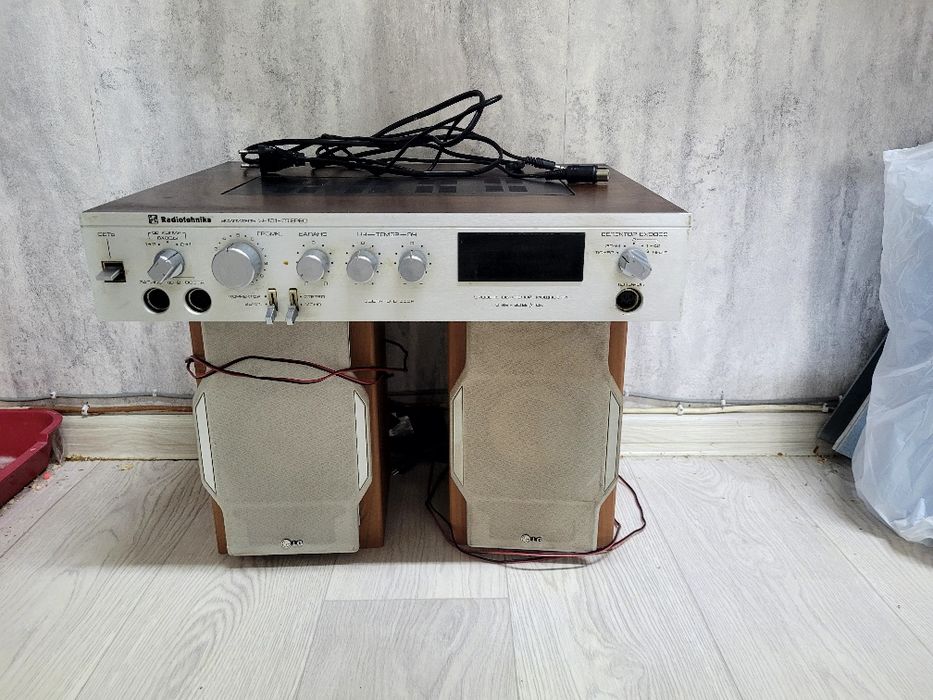 Продам видеомагнитофон с касетами