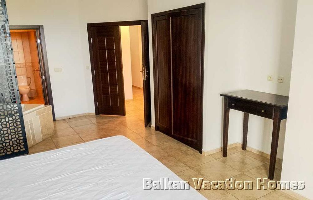 Тристаен апартамент в затворен комплекс до плажа в Обзор