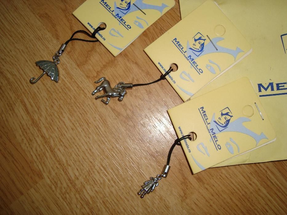 Brelocuri metalice argintii Meli Melo Paris de pus la telefon, geanta,