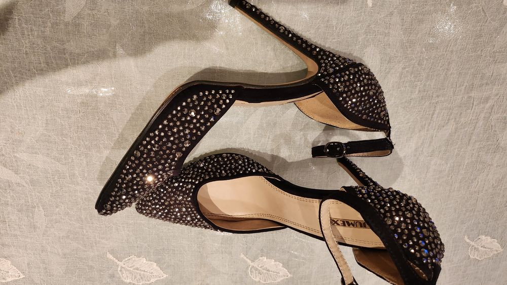 Блестящи обувки с висок ток