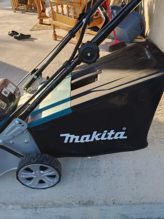 Vând mașină de tuns iarba cu baterii