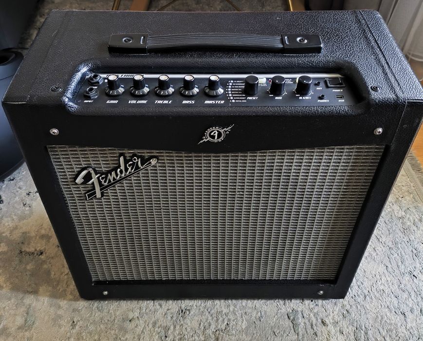 Продам комбоуселитель Fender mustang II (V.2)