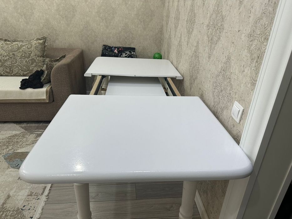 Стол механический белый