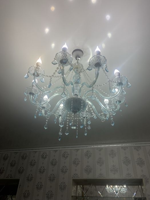 Продам люстру голубую