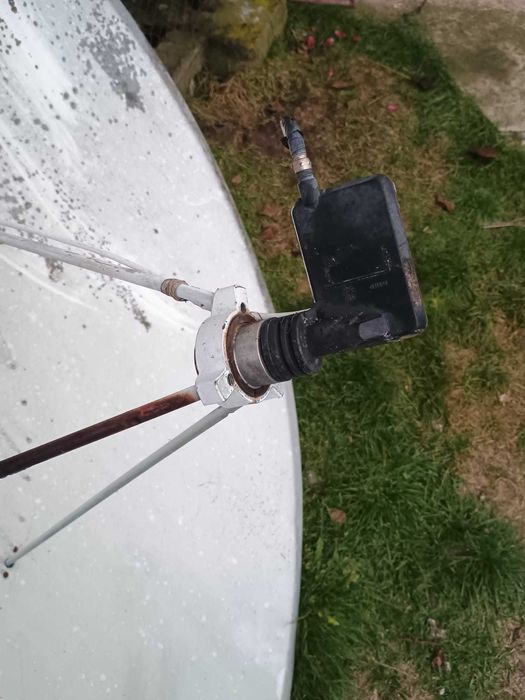 Antenă parabolică de 1,8 m.