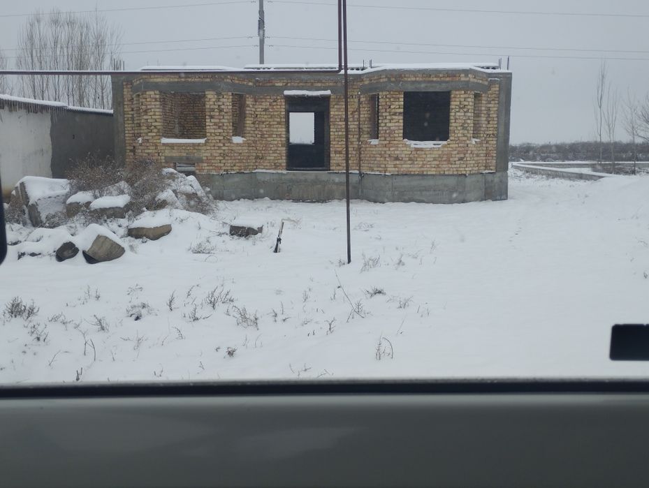 Ishonchda 1chi koʻchasida uy sotiladi.10sotix hovli.