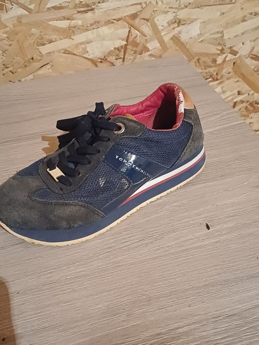 Vând adidași Tommy Hilfiger