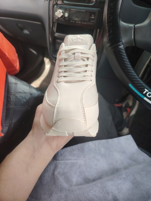 Продам кроссовки новые кожа