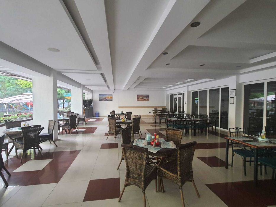 Mobilier restaurant in perfecta stare de functionare (masa + 4 scaune)