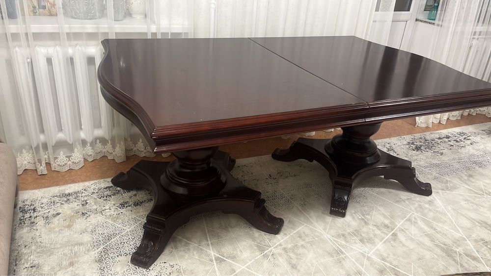 Большой стол для гостей